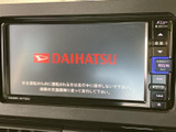 画面と本体側のボタンがまとまっており、メニューや音量などを確認しながら操作できます。ナビやオーディオの各種機能を使う際も、手元で選びやすい構成です。