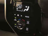 オートエアコンです。車内を快適な状態に自動調整してくれます。また、駐車時などイグニッションOFF状態の時に外気モードになるので、車内のこもり臭を防いでくれます。
