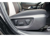 運転席にはパワーシートが付いております。パワーシートは指先1つで操作出来るためチカラの弱い女性の方でもシートに座ったまま操作出来ます♪