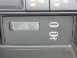 USB(Type-C)の差込口が2口ございます。通信や充電が可能です。