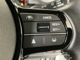 【アダプティブ・クルーズ・コントロール】予め設定した車速内でクルマが自動的に加減速。 前走車との適切な車間距離を維持しながら追従走行し、高速道路でのドライバーの疲労を軽減してくれる嬉しい機能付♪