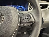 レーダークルーズコントロールを搭載しております。前車との距離をレーダーで測り一定の車間距離とスピードを保つとても便利な機能です。高速道路で楽に安心安全です!