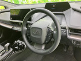 握りやすい形状のステアリングに複数のスイッチを備え、運転姿勢を保ちながら車両の各種機能にアクセスできます。手元で操作をまとめられる便利な装備です。