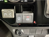 ホールド機能付電動パーキング装備です。信号待ちや坂道発進の際にとても便利な装備です。