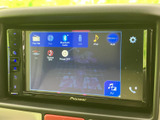 画面上にFM・AMやディスク、Bluetooth、USBなどの選択肢が並び、音源を選びやすい構成です。タッチ画面と周囲のボタンで操作でき、日々の移動中にも便利に活用できます。