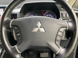 ステアリングには手元で扱えるスイッチを備え、運転姿勢を大きく変えずに各種機能を利用できます。メーターを見ながら操作しやすく、日々の運転を便利にサポートします。