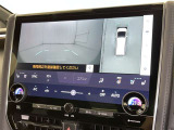 パノラミックビューモニターシステムが付いているので車の上から見た映像が確認できますよ。 一目で車両周辺の情報を確認できますが、直接安全をご確認下さい。