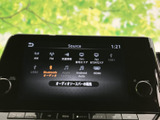 ラジオやBluetooth、スマートフォン連携など、複数の音源を画面から選べます。聴きたいコンテンツに合わせて使い分けられ、毎日の移動時間を自分好みに過ごせる便利な装備です。