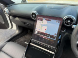 MBUX音声認識タッチパネルディスプレイ(車両の設定や電動オープンなどタッチディスプレイで行います)