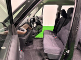 フロントは質感の高いベンチタイプのフルファブリックシートはシックなシルバーステッチ付のネイビーカラーを採用。座面も広く、シート厚さもあり、座り心地が良く、ロングドライブも楽しめますよ