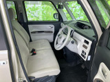 明るい色合いのシートと、すっきりした足元が落ち着いた車内空間を演出します。前席からはフロントガラス越しの視界が広がり、乗り降りしやすい開口部も日常使いに便利です。