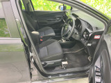 運転席まわりは視界が広く、前方やメーター類を確認しやすいレイアウトです。シートや足元にも落ち着いた空間が広がり、毎日の移動を快適にお過ごしいただけます。