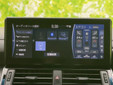 停車中にテレビ映像を楽しめる画面を備え、オーディオソースや空調の表示もひと目で確認できます。日常の操作に必要な情報がまとまり、使い勝手にも配慮されています。