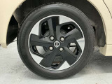 【純正アルミホイール】車体に最適化された設計による優れた耐久性と走行性能、そしてデザイン性。特に、足回りの軽量化は加速性能・燃費・乗り心地の向上に繋がり、ブレーキ性能も高めます。