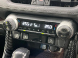 【左右独立型フルオートエアコン】運転席と助手席でそれぞれお好みの温度に設定可能。同乗者にも配慮した、快適な空調をお届け致します。