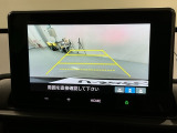リバースギアに入れるだけで後方の表示へ切り替わります。夜間や雨の日の駐車も楽になりますよ。
