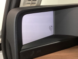 ドアミラーのかわりにサイドカメラミラーシステムを採用。170万画素の高性能なカメラで映した映像を6インチの大きなディスプレーで確認。夜間時や悪天候の際には、自動調光機能により鮮明な後方視界を提供します