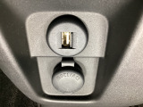 アクセサリーソケットとUSBソケット(タイプA)を装備します。