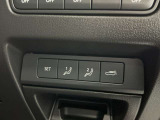 運転席のシートポジションを二人まで記憶できるメモリー機能ボタンとなっています。