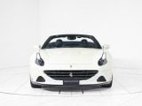 Ferrari California Tは、日常のドライブから週末のロングツーリングまで、あらゆるシーンに優雅な彩りを添えるV8フロントミッドシップのグランドツアラーです。