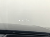 【カラーヘッドアップディスプレイ】運転に必要な情報をウィンドシールドガラスの視野内に投影します。運転シーンに合わせて表示モードの切り替えが可能です。
