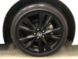 特別仕様車専用マットブラック塗装17インチ純正アルミホイール(215/45R17)装着です。