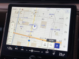 地図を画面いっぱいに表示し、現在地や周辺の道路を確認しながら目的地を設定できます。検索や登録などの表示もまとまり、日常のお出かけ先を探す際に役立つ使いやすいナビ画面です。