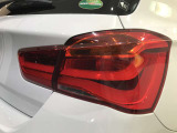 BMWのテールランプはプレスラインへと続く形状のため、統一感のある綺麗なラインを演出しております。