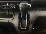 CVT車のセレクトレバーです。低速から高速まで、変速ショックのないスムーズな走りを実現するとともに、エンジン効率のよい領域を維持することで燃費にも貢献します。