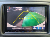 【バックカメラ】運転が苦手な方も車庫入れラクラク。ギアをリバースに入れれば自動的に切り換わりますので、面倒な操作は不要です。狭い駐車場も大切なお車を傷つけず安心です。