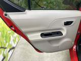 柔らかな色合いの内張りで、後席の空間が明るく感じられます。窓から外の景色を眺めやすく、アームレストまわりもすっきりした配置。同乗者が落ち着いて過ごせる雰囲気です。