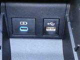 USB充電ポートです。車内でスマホなど電子機器の充電が可能です♪