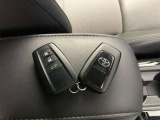 ドアの開閉時、両手が荷物で塞がっている時はキーレスでのカギの解除が大変ですよね。スマートキーはポケットやバッグに入れておけば、ノブに触れただけでロックの解除が可能です。とても便利な機能です。