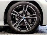 【BMWアロイホイル】軽量かつ強度に拘ったアロイホイル。走行性能ポテンシャルを引き出す設計。車の足元を引き締めてくれる大きなポイントはアロイホイルです。