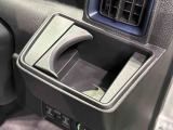 運転席側掘り込み式カップホルダー