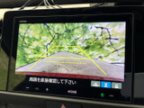 後方の様子を画面で確認でき、ガイドラインも表示されるため、駐車時の位置合わせをサポートします。周囲を目視で確かめながら使えるので、バックでの駐車に心強い装備です。