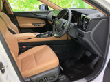 明るい色合いのシートと落ち着いたダッシュボードが広がり、運転席まわりをすっきり見渡せます。座面にはゆとりが感じられ、乗り降りの際も室内の清潔感が伝わる空間です。