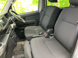 運転に必要な情報を確認しやすい配置。操作性にも優れ、快適なドライビングをサポートします。機能性とデザイン性を両立しています。