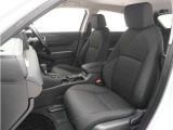 からだを包み込むような形状で、長時間の運転をサポートするホールド感のあるフロントシート。