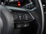 【マツダ・レーダー・クルーズ・コントロール】高速道路での長距離走行が楽に。自動で速度を保つクルーズコントロールが、衝突軽減システムと連携し、前方の車両を感知して車間を保つように速度調節してくれます。
