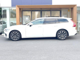 当店の認定中古車(VOLVO APPROVED CAR)はメーカー基準の車齢・走行に応じた内外装・機関の176項目もの項目に厳密な点検を実施。すべての基準を満たした自信を持ってお届けする中古車です。