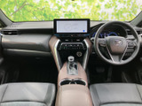 運転席から前方を見渡しやすいレイアウトで、ステアリングやメーター、中央の画面が視線の届く位置にまとまっています。前席はゆったり座れる形状で、日々の移動も落ち着いて過ごせます。
