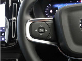 前方車を自動追従するアダプティブクルーズのほか、ステアリング操舵も行う進化型クルーズ『パイロットアシスト』を搭載。車体を車線内へと適正に維持しつつ先行車を忠実に追従します。