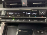 左右独立温度コントロールフルオートエアコンです。運転席、助手席それぞれで独立して温度設定ができます。