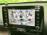 停車中にテレビ番組を楽しめる画面を備えています。映像が大きく表示され、車内で待ち時間を過ごす際にも便利です。ご利用シーンに合わせて、停車時のくつろぎにお役立ていただけます。