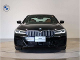 【BMWの伝統】BMWの特徴的な&ldquo;キドニーグリル&rdquo;は、80年以上続く伝統の形でございます。変わらないこだわりのデザインが、プレミアムブランド&ldquo;BMW&rdquo;を創り出します。