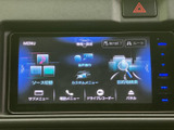 多彩な機能を備え、快適なドライブをサポート。音楽や地図を操作しやすい画面で、毎日の移動がより楽しくなります。各種メディアにも対応。