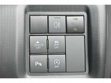 スタイリッシュなデザインのインパネ。各操作スイッチは使いやすい位置に配置されてます。