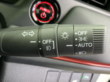 レバーには操作位置を示す表示があり、運転席から機能を確認しやすい設計です。手元で扱えるスイッチ類がまとまり、走行中にも必要な操作を把握しやすく、日々の運転を支えます。