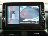 クルマを真上から見下ろしているかのような映像によって、車庫入れや縦列駐車などの駐車時に、自車と駐車位置の関係をひと目で確認でき、スムースな駐車をサポートします。